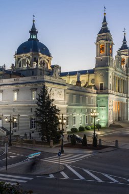 MADRID, İspanya - 22 Ocak 2018 Madrid 'deki Almudena Katedrali' nde şaşırtıcı gün batımı