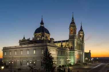 MADRID, İspanya - 22 Ocak 2018 Madrid 'deki Almudena Katedrali' nde şaşırtıcı gün batımı