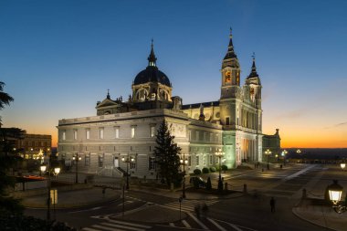 MADRID, İspanya - 22 Ocak 2018 Madrid 'deki Almudena Katedrali' nde şaşırtıcı gün batımı