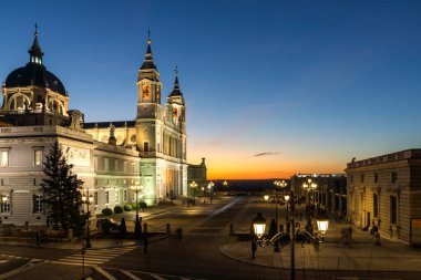 MADRID, İspanya - 22 Ocak 2018 Madrid 'deki Almudena Katedrali' nde şaşırtıcı gün batımı