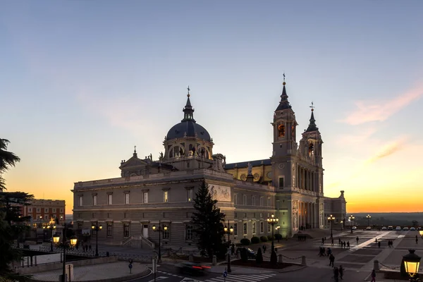 マドリード スペイン 2018年1月22日 スペイン マドリード市のアルムデナ大聖堂での素晴らしい夕日 — ストック写真