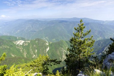 Bulgaristan 'ın Filibe Bölgesi, Rodop Dağları' ndaki Kızıl Duvar Zirvesi 'nden inanılmaz manzara