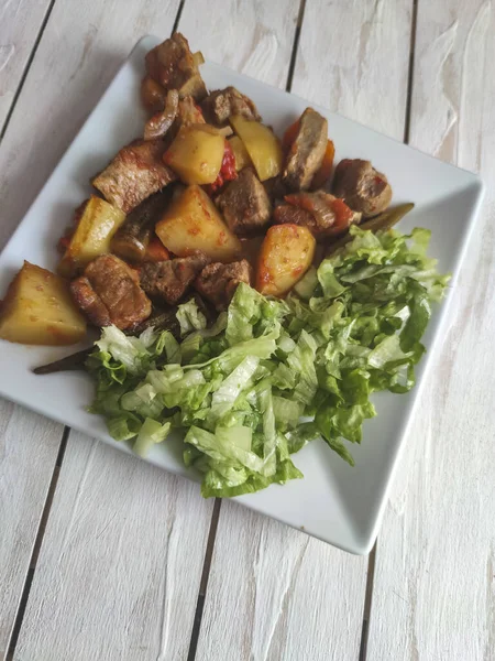 Nourriture Balkanique Traditionnelle Gyuvech Avec Viande Pommes Terre Légumes Sur — Photo