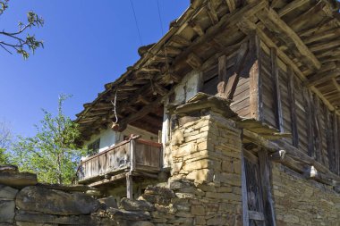 Bulgaristan 'ın Lovech bölgesinin tarihi Staro Stefanovo köyündeki tipik sokak ve eski evler