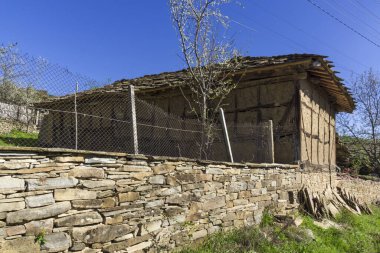 Bulgaristan 'ın Lovech bölgesinin tarihi Staro Stefanovo köyündeki tipik sokak ve eski evler