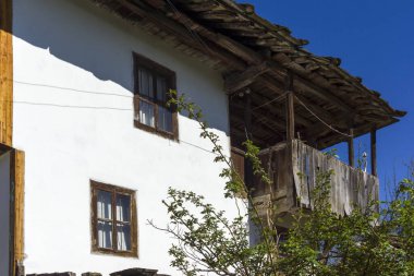 Bulgaristan 'ın Lovech bölgesinin tarihi Staro Stefanovo köyündeki tipik sokak ve eski evler
