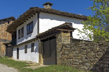 Bulgaristan 'ın Lovech bölgesinin tarihi Staro Stefanovo köyündeki tipik sokak ve eski evler