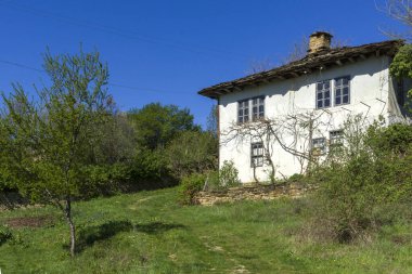 Bulgaristan 'ın Lovech bölgesinin tarihi Staro Stefanovo köyündeki tipik sokak ve eski evler