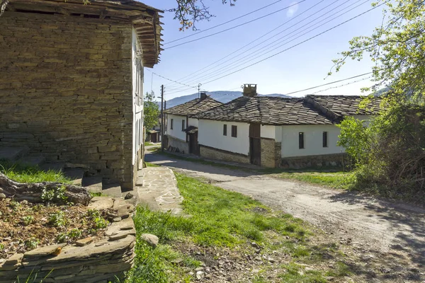 ブルガリアのラヴェチ地方 スターロ ステファノヴォの歴史的村にある典型的な通りと古い家 — ストック写真