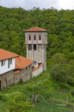 GIGINTSY MONASTERY, BULGARIA - 18 Mayıs 2014: Ortaçağ Tsarnogorski (Gigintsy) manastırı St. Kozma ve Damyan, Pernik Bölgesi, Bulgaristan