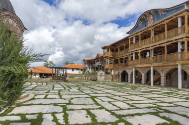 GIGINTSY MONASTERY, BULGARIA - 18 Mayıs 2014: Ortaçağ Tsarnogorski (Gigintsy) manastırı St. Kozma ve Damyan, Pernik Bölgesi, Bulgaristan