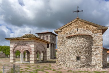 GIGINTSY MONASTERY, BULGARIA - 18 Mayıs 2014: Ortaçağ Tsarnogorski (Gigintsy) manastırı St. Kozma ve Damyan, Pernik Bölgesi, Bulgaristan