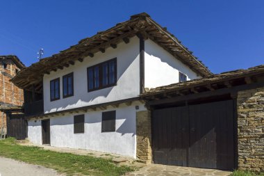 STARO STEFANOVO, BULGARIA - 9 Nisan 2014: Bulgaristan 'ın Lovech bölgesinin tarihi Staro Stefanovo köyündeki eski evler