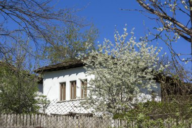 STARO STEFANOVO, BULGARIA - 9 Nisan 2014: Bulgaristan 'ın Lovech bölgesinin tarihi Staro Stefanovo köyündeki eski evler