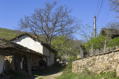 STARO STEFANOVO, BULGARIA - 9 Nisan 2014: Bulgaristan 'ın Lovech bölgesinin tarihi Staro Stefanovo köyündeki eski evler