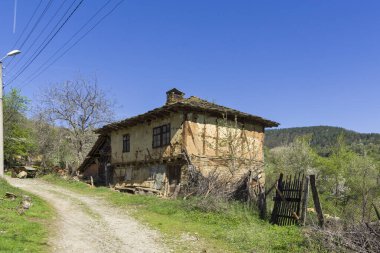 STARO STEFANOVO, BULGARIA - 9 Nisan 2014: Bulgaristan 'ın Lovech bölgesinin tarihi Staro Stefanovo köyündeki eski evler