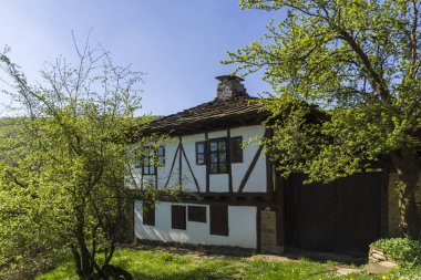 STARO STEFANOVO, BULGARIA - 9 Nisan 2014: Bulgaristan 'ın Lovech bölgesinin tarihi Staro Stefanovo köyündeki eski evler