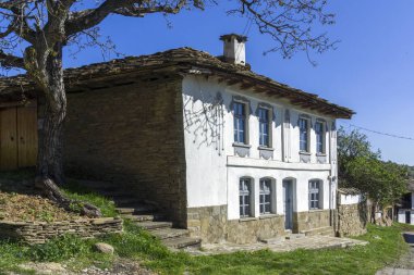 STARO STEFANOVO, BULGARIA - 9 Nisan 2014: Bulgaristan 'ın Lovech bölgesinin tarihi Staro Stefanovo köyündeki eski evler