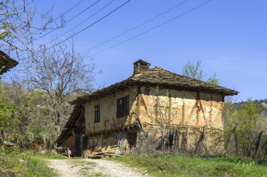 STARO STEFANOVO, BULGARIA - 9 Nisan 2014: Bulgaristan 'ın Lovech bölgesinin tarihi Staro Stefanovo köyündeki eski evler