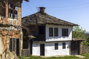 STARO STEFANOVO, BULGARIA - 9 Nisan 2014: Bulgaristan 'ın Lovech bölgesinin tarihi Staro Stefanovo köyündeki eski evler