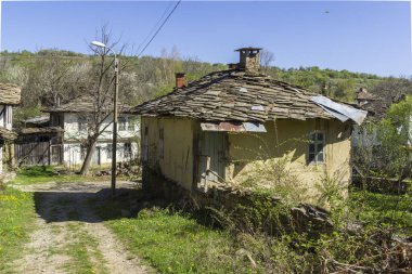 STARO STEFANOVO, BULGARIA - 9 Nisan 2014: Bulgaristan 'ın Lovech bölgesinin tarihi Staro Stefanovo köyündeki eski evler
