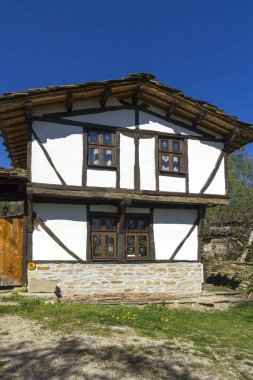 STARO STEFANOVO, BULGARIA - 9 Nisan 2014: Bulgaristan 'ın Lovech bölgesinin tarihi Staro Stefanovo köyündeki eski evler