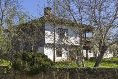 STARO STEFANOVO, BULGARIA - 9 Nisan 2014: Bulgaristan 'ın Lovech bölgesinin tarihi Staro Stefanovo köyündeki eski evler