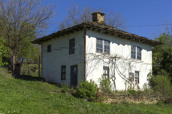 СТАРО-СТЕФАНОВО, БУЛЬГАРИЯ - 9 апреля 2014 г.: Старые дома в исторической деревне Старо-Стефаново, Ловечская область, Болгария
