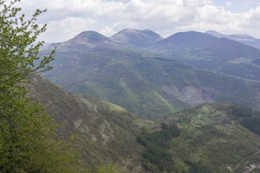 Bulgaristan 'ın Balkan Dağları' nın Zasele köyü yakınlarındaki bahar manzarası