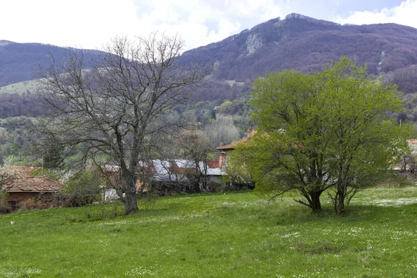 Paisaje Primavera Cerca Del Pueblo Zasele Montañas Los Balcanes Bulgaria — Foto de Stock