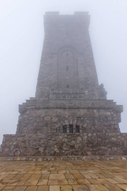 Bulgaristan 'ın başkenti Stara Planina' daki Saint Nicholas zirvesinde Özgürlük Anıtı Şipkası Üzerine Sis