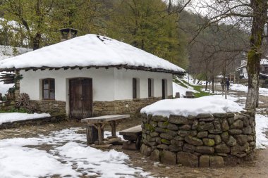ETAR, GABROVO, BULGARIA - NOVEMBER 1, 2014: Bulgaristan 'ın Gabrovo kenti yakınlarındaki Mimari Etnografik Kompleksi Etar (Etara)