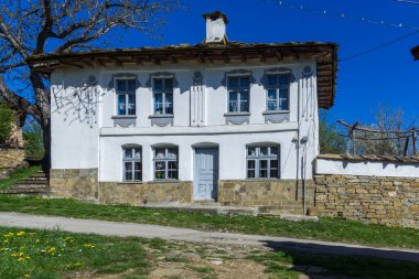 STARO STEFANOVO, BULGARIA - 9 Nisan 2014: Bulgaristan 'ın Lovech bölgesinin tarihi Staro Stefanovo köyündeki eski evler