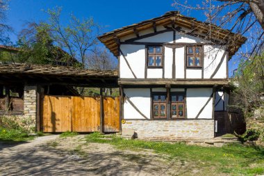 STARO STEFANOVO, BULGARIA - 9 Nisan 2014: Bulgaristan 'ın Lovech bölgesinin tarihi Staro Stefanovo köyündeki eski evler