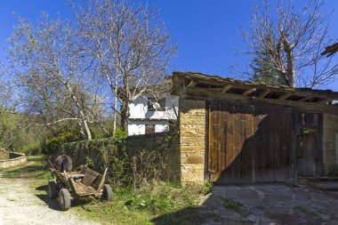 STARO STEFANOVO, BULGARIA - 9 Nisan 2014: Bulgaristan 'ın Lovech bölgesinin tarihi Staro Stefanovo köyündeki eski evler