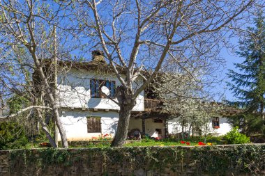 STARO STEFANOVO, BULGARIA - 9 Nisan 2014: Bulgaristan 'ın Lovech bölgesinin tarihi Staro Stefanovo köyündeki eski evler