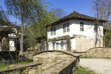 STARO STEFANOVO, BULGARIA - 9 Nisan 2014: Bulgaristan 'ın Lovech bölgesinin tarihi Staro Stefanovo köyündeki eski evler