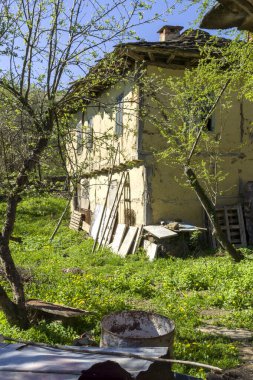 STARO STEFANOVO, BULGARIA - 9 Nisan 2014: Bulgaristan 'ın Lovech bölgesinin tarihi Staro Stefanovo köyündeki eski evler