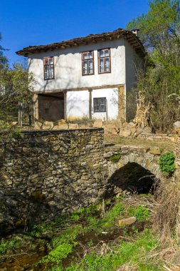 STARO STEFANOVO, BULGARIA - 9 Nisan 2014: Bulgaristan 'ın Lovech bölgesinin tarihi Staro Stefanovo köyündeki eski evler