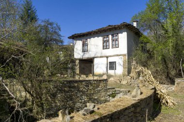 STARO STEFANOVO, BULGARIA - 9 Nisan 2014: Bulgaristan 'ın Lovech bölgesinin tarihi Staro Stefanovo köyündeki eski evler