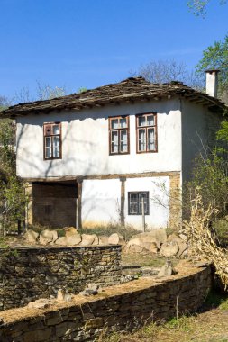 STARO STEFANOVO, BULGARIA - 9 Nisan 2014: Bulgaristan 'ın Lovech bölgesinin tarihi Staro Stefanovo köyündeki eski evler