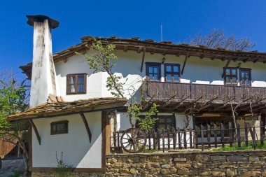 STARO STEFANOVO, BULGARIA - 9 Nisan 2014: Bulgaristan 'ın Lovech bölgesinin tarihi Staro Stefanovo köyündeki eski evler