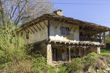 STARO STEFANOVO, BULGARIA - 9 Nisan 2014: Bulgaristan 'ın Lovech bölgesinin tarihi Staro Stefanovo köyündeki eski evler