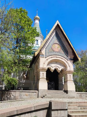 SOFYA, BULGARIA - 24 Nisan 2020: Bulgaristan 'ın Sofya kentinde Rus kilisesi inşa ve Altın Kubbeler