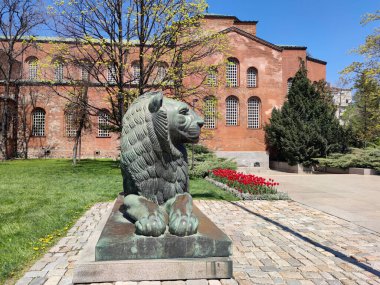 SOFYA, BULGARIA - 24 Nisan 2020: Bulgaristan 'ın Sofya kentindeki Aziz Sofya Kilisesi ve Meçhul Asker Anıtı' nın muhteşem manzarası