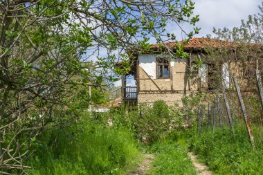 Bulgaristan 'ın Blagoevgrad bölgesindeki Zlatolist köyünde 19. yüzyıldan kalma eski evler