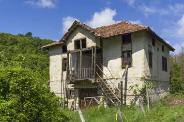 Bulgaristan 'ın Blagoevgrad bölgesindeki Zlatolist köyünde 19. yüzyıldan kalma eski evler