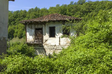 Bulgaristan 'ın Blagoevgrad bölgesindeki Zlatolist köyünde 19. yüzyıldan kalma eski evler