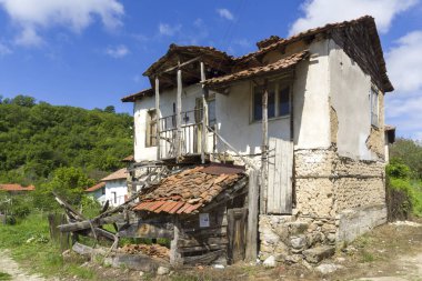 Bulgaristan 'ın Blagoevgrad bölgesindeki Zlatolist köyünde 19. yüzyıldan kalma eski evler
