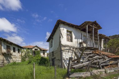 Bulgaristan 'ın Blagoevgrad bölgesindeki Zlatolist köyünde 19. yüzyıldan kalma eski evler
